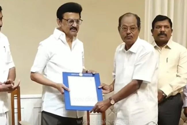 கலைமாமணி விருது பெற்ற 10 நலிந்த கலைஞர்களுக்கு, முதலமைச்சர் மு.க.ஸ்டாலின் ஒவ்வொருவருக்கு ரூ.1 லட்சம் என பொற்கிழியுடன் பரிசு அளித்தார்.